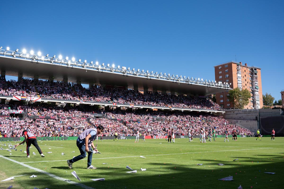 Cu Andrei Rațiu lăsat în afara lotului lui Rayo Vallecano, fanii au întrerupt partida din La Liga