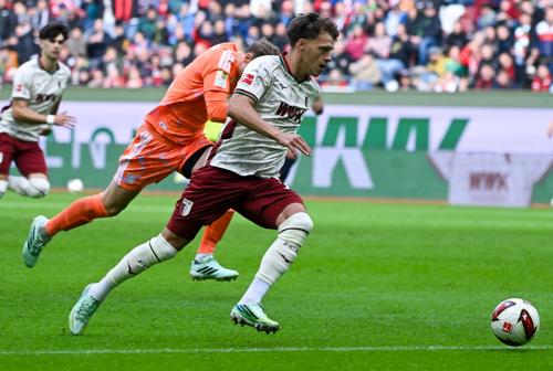 Robin Fellhauer a marcat cel mai rapid gol din istoria Bundesligii, profitând de eroarea lui Manuel Neuer/ foto Imago Images