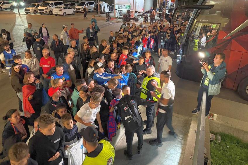 Autocarul FCSB, luat cu asalt de fani după revenirea lui Reghecampf/ foto: Ionuț Iordache (GSP)