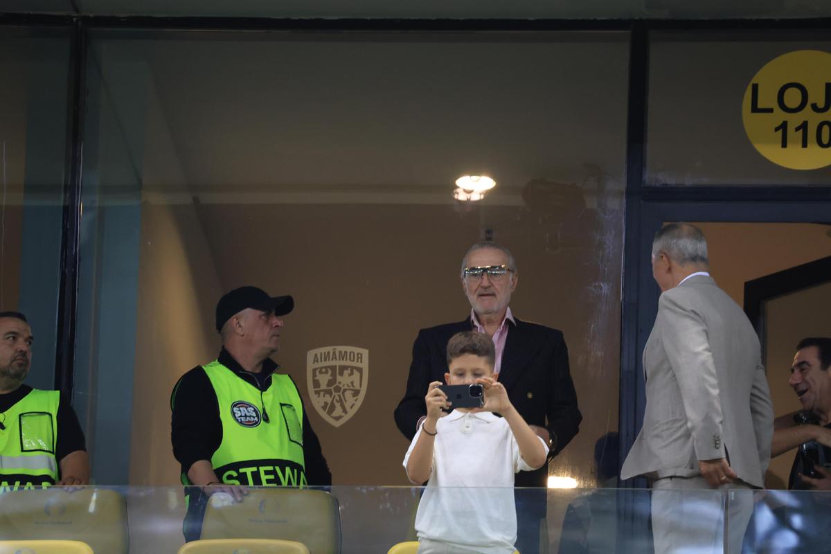 Nu s-a văzut la TV » Ce s-a întâmplat în loja lui Becali, la revenirea pe stadion