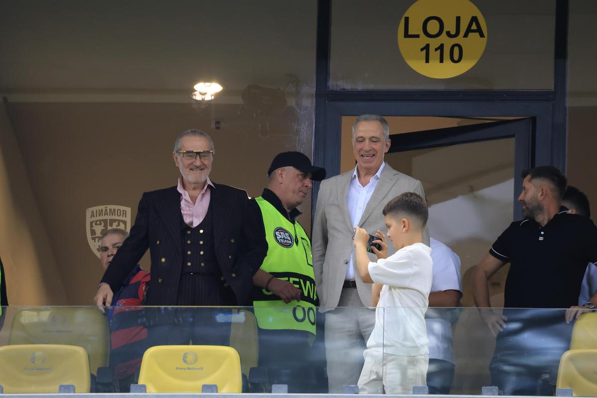 Nu s-a văzut la TV » Ce s-a întâmplat în loja lui Becali, la revenirea pe stadion