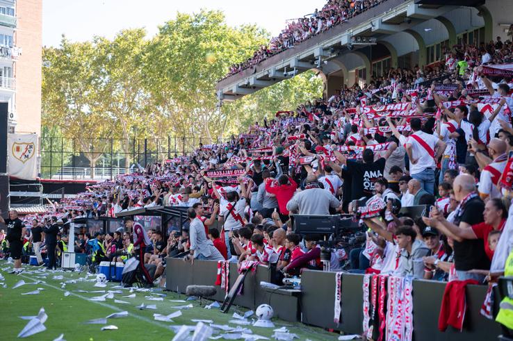 Cu Andrei Rațiu, lăsat în afara lotului, lui Rayo Vallecano au întrerupt partida din La Liga // foto: imago images