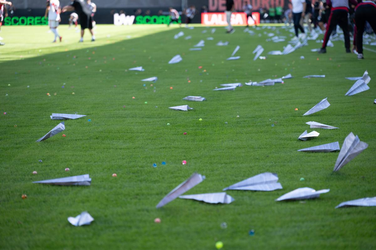 Meci suspendat în La Liga » Fără Andrei Rațiu în teren, fanii lui Rayo Vallecano au aruncat cu obiecte în teren: „Să salvăm Rayo”