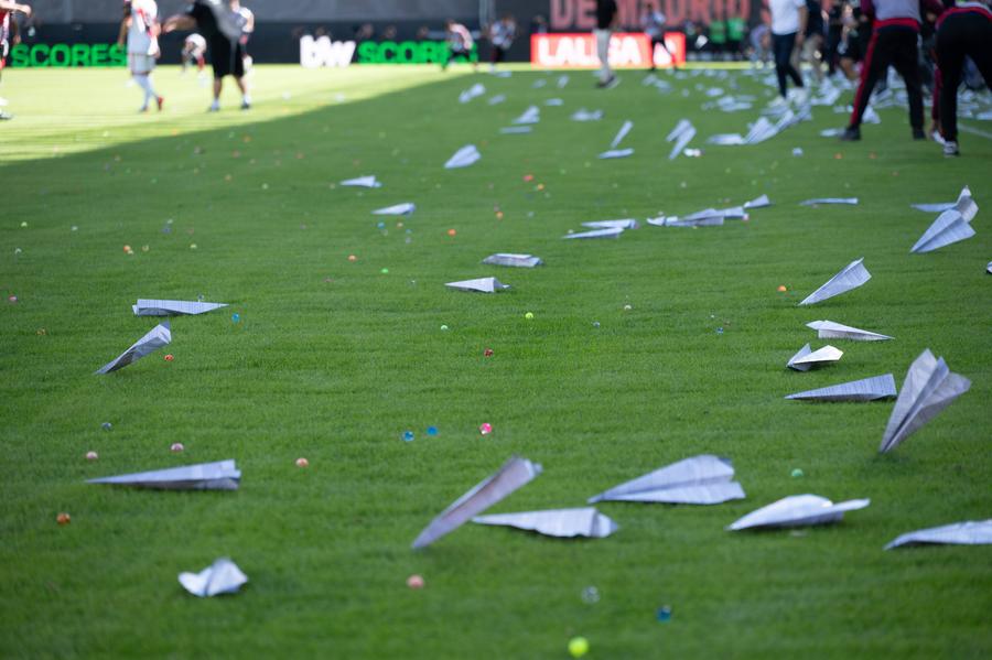 Cu Andrei Rațiu, lăsat în afara lotului, lui Rayo Vallecano au întrerupt partida din La Liga // foto: imago images Ce riscă echipa lui Rațiu după ce fanii au oprit meciul cu Bilbao » Rezultatul prevăzut de regulamentul federației