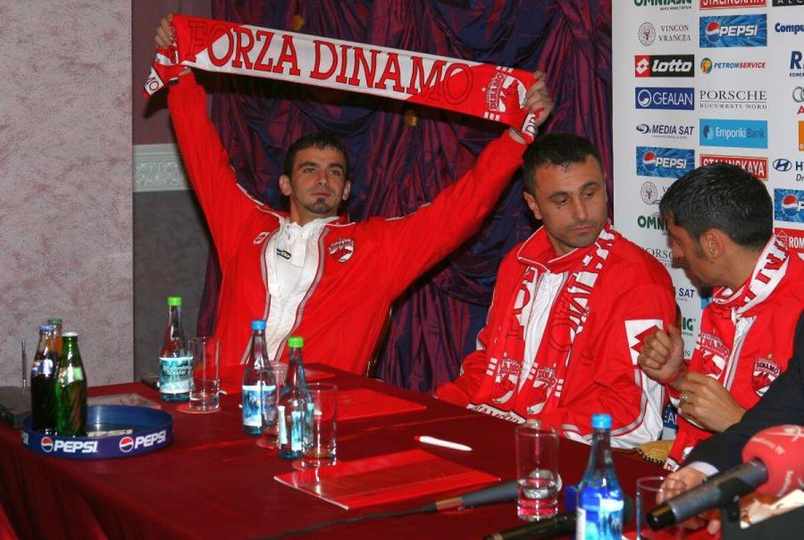 Cosmin Bărcăuan a cucerit trei trofee cu Dinamo, i-a ajutat pe „câini” să câștige titlul din 2002, din postura de atacant al Craiovei (gol decisiv în meciul-finală cu FC Național) Îi temperează pe dinamoviști: „Să bați atunci când joci prost, când e presiune, când sunt accidentări și suspendări...”