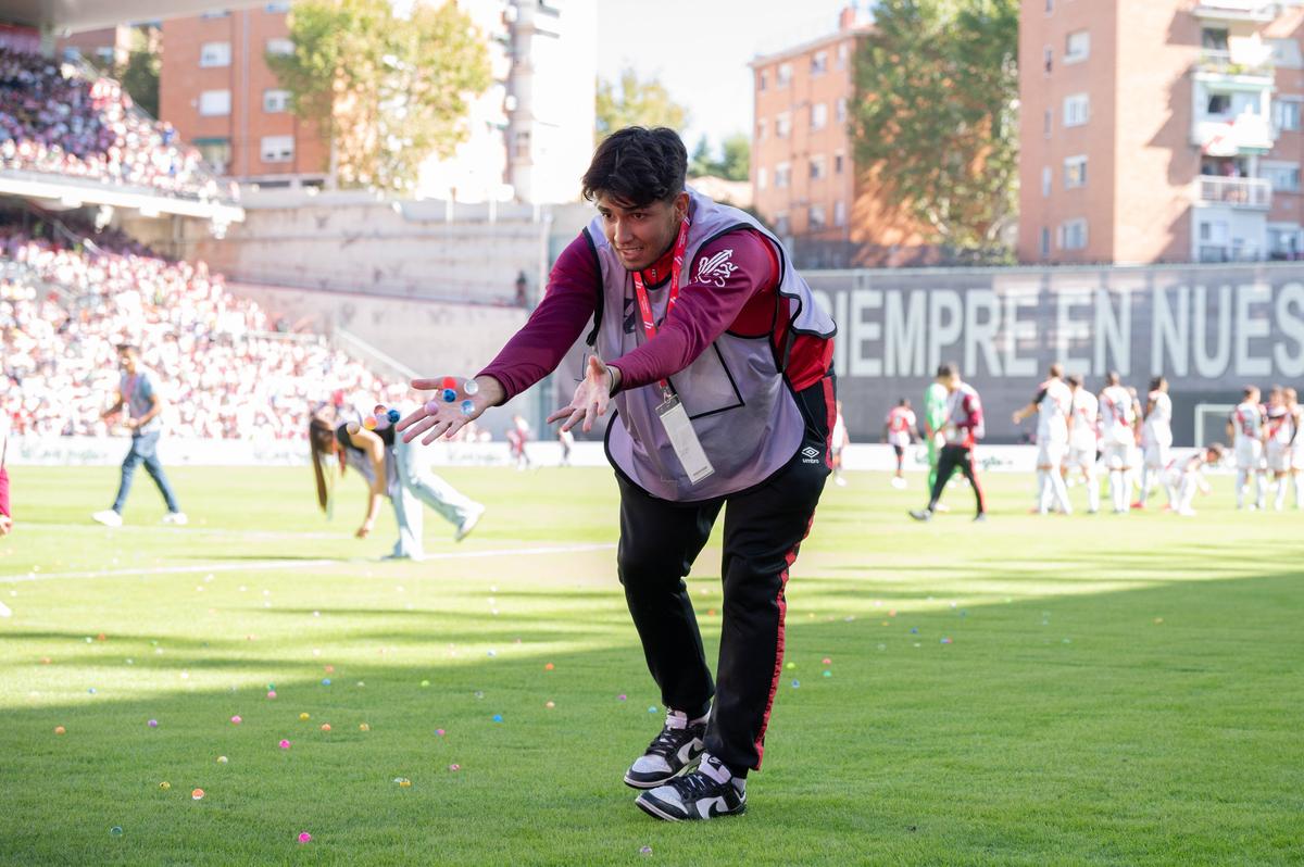Meci suspendat în La Liga » Fără Andrei Rațiu în teren, fanii lui Rayo Vallecano au aruncat cu obiecte în teren: „Să salvăm Rayo”
