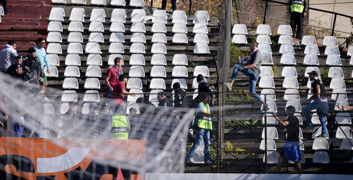 RAPID - U CLUJ // FOTO + VIDEO CONFLICT între cele două galerii » Jandarmii au intervenit în forță!