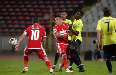 DINAMO - CFR CLUJ 0-0 //  FOTO + VIDEO Antireclamă fotbalului! Şi arbitrajului » Dinamo și CFR Cluj, egal plictisitor în derby-ul etapei