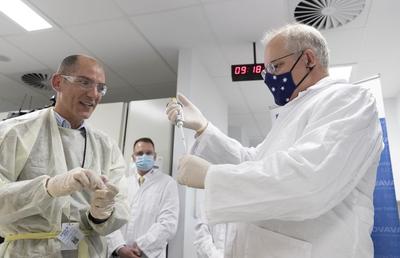 Când spun experții că ar fi aprobat vaccinul Pfizer și de ce trebuie purtată mască în continuare