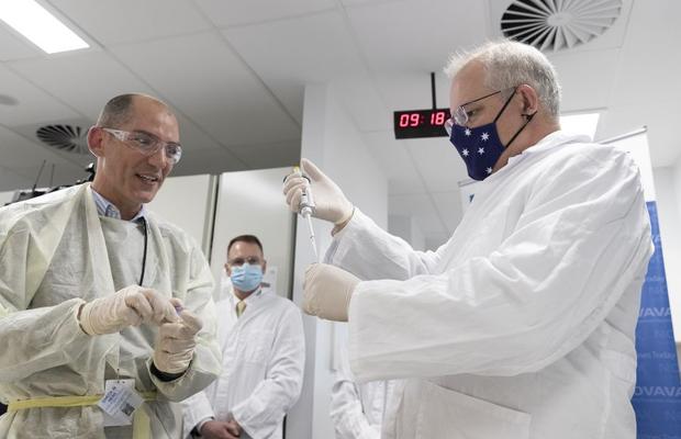 Când spun experții că ar fi aprobat vaccinul Pfizer și de ce trebuie purtată mască în continuare
