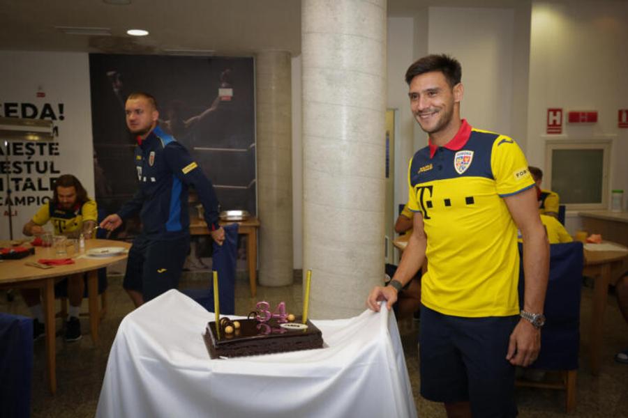FOTO: FRF.ro Surpriză pentru Mario Camora în cantonamentul naționalei: „Sunt copleşit!”