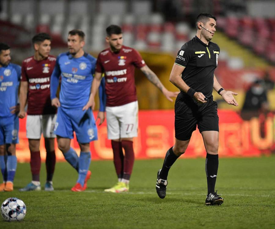 Robert Avram a acordat trei penaltyuri în meci și a repetat unul Smardoiul Belu și „Ginerele cu fluier”