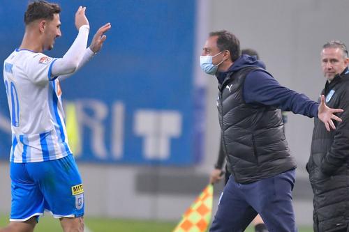 Basarab Panduru îl felicită pe Jovan Markovic // foto: Facebook @ Universitatea Craiova