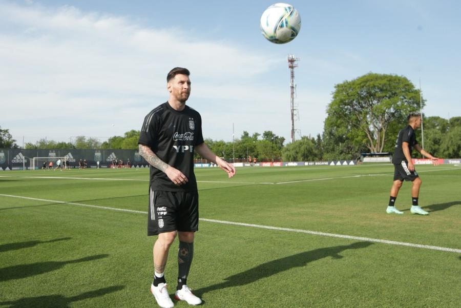 Lionel Messi se antrenează în cantonamentul echipei naționale // foto: Twitter @Argentina Un fost mare jucător al lui PSG îl atacă pe Messi: „E șocant ce a decis”