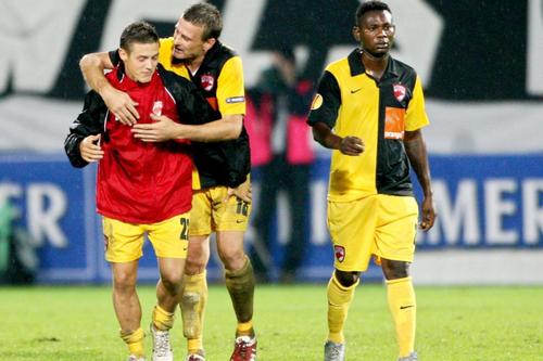 Ze Kalanga, alături de Gabriel Torje și Lucian Goian // foto: Imago Images