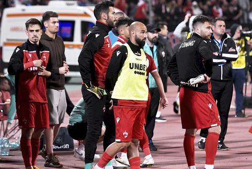Gabriel Moura, cu vestă, este gata să revină pe teren // foto: Imago Images