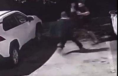 Un agresor înarmat a atacat un fost luptător de MMA » Ce a urmat a fost surprins pe camerele de supraveghere