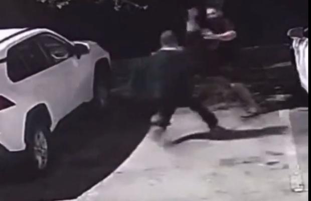 Un agresor înarmat a atacat un fost luptător de MMA » Ce a urmat a fost surprins pe camerele de supraveghere
