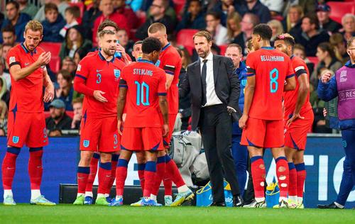 Raheem Sterling (nr. 10) și Gareth Southgate, în centru. 
Foto. Imago