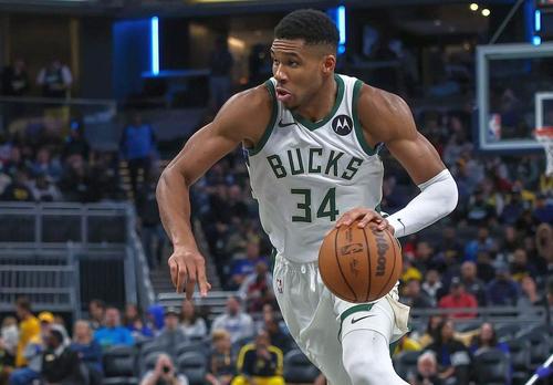 Grecul Giannis Antetokounmpo (28 de ani) a avut o evoluție foarte bună pentru Milwaukee Bucks în înfrângerea din deplasare cu Indiana Pacers, scor 124-126, în NBA. Grecul a marcat 54 de puncte și și-a trecut în cont și 12 recuperări.