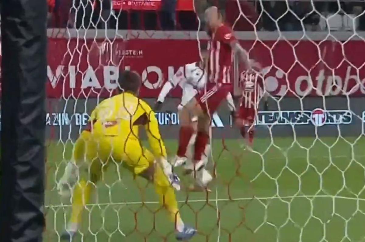 Două faze controversate în Sepsi - Rapid » Giuleștenii au cerut penalty de două ori în 5 minute