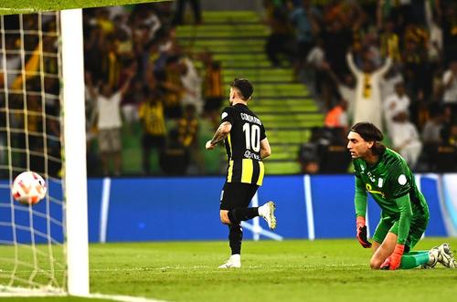 Abha, cu Ciprian Tătărușanu (37 de ani) integralist, a pierdut deplasarea cu Al Ittihad, scor 1-2, în runda cu numărul 13 din prima ligă a Arabiei Saudite. Karim Benzema (35 de ani) a fost MVP-ul partidei.