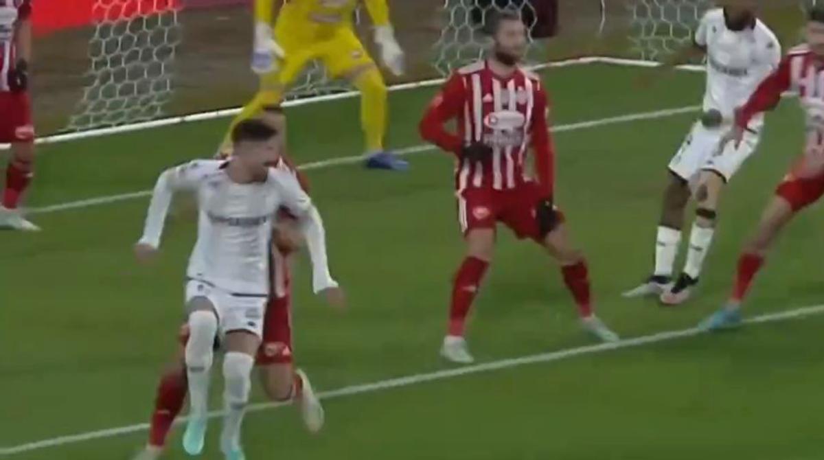 Două faze controversate în Sepsi - Rapid » Giuleștenii au cerut penalty de două ori în 5 minute