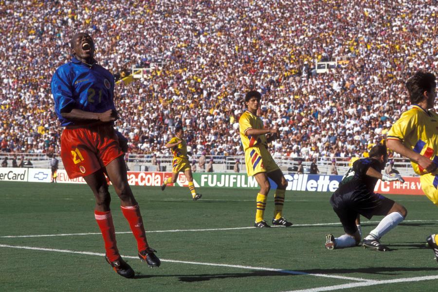 Asprilla, în duel cu România din 1998 / FOTO: Imago Cel mai controversat star din fotbal a împlinit 54 de ani » S-a contrat cu Hagi, oamenii lui Escobar au vrut să-i omoare adversarii, iar acum vinde prezervative: „Ăsta sunt: mult sex, fără reguli și viață adevărată!”