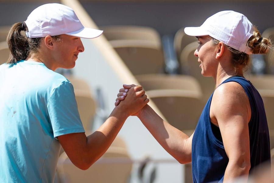 Iga Swiatek și Simona Halep au dominat tenisul pe zgură în ultimii ani / Sursă foto: Imago Images Jucătoarea care domină tenisul mondial s-a făcut MARE după un meci cu Halep » Experții le-au comparat, dar Simona e surclasată la un capitol esențial