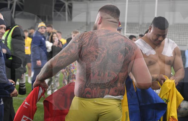 Fotoreporterul GSP a surprins imaginea serii după România – Tonga: tatuaj spectaculos, cu un urs, pentru un rugbyst român