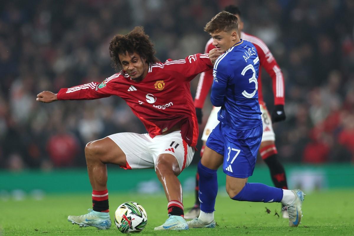 „Intrăm pe teren!” » Jucătorul de 40 de milioane a ajuns subiect de glume printre fanii lui Manchester United. Ce s-a auzit pe Old Trafford