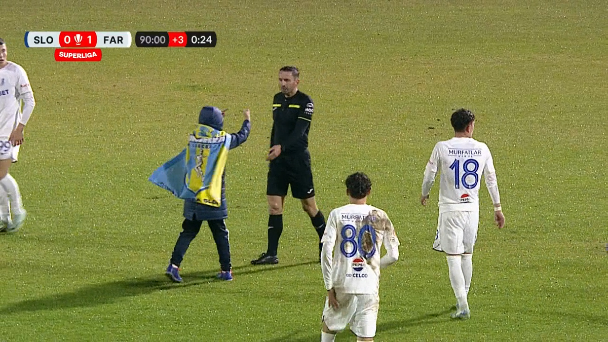 A venit nota de plată după momentul scandalos din Superliga! Sancțiunea primită de copilul care a intrat pe teren și i-a arătat semne obscene lui Colțescu