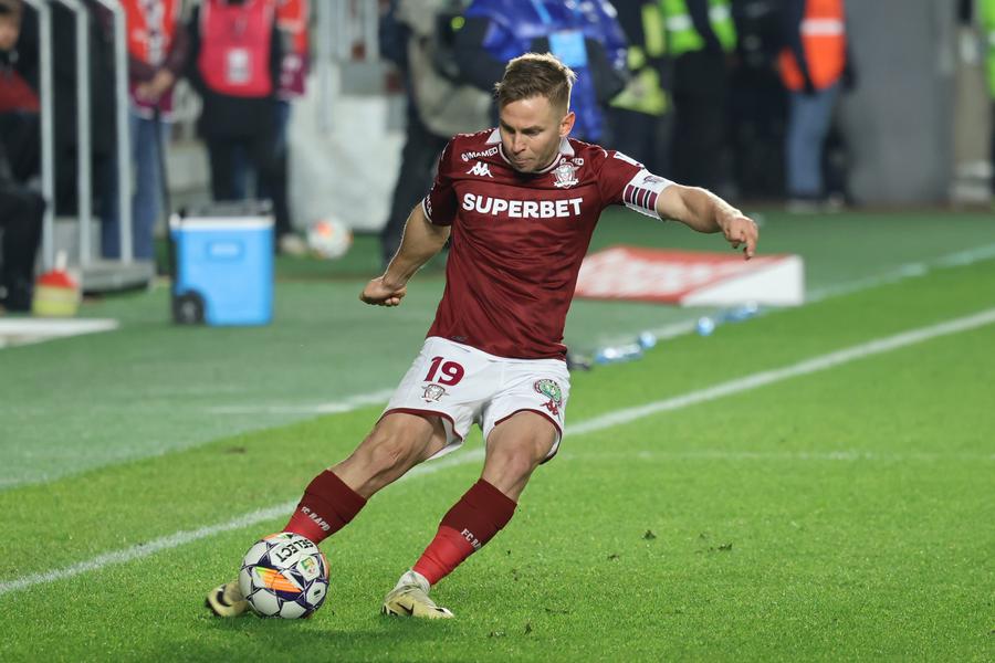 Se pregătește o plecare de la Rapid! Titularul intră în ultimele 6 luni de contract și are ofertele pe masă
