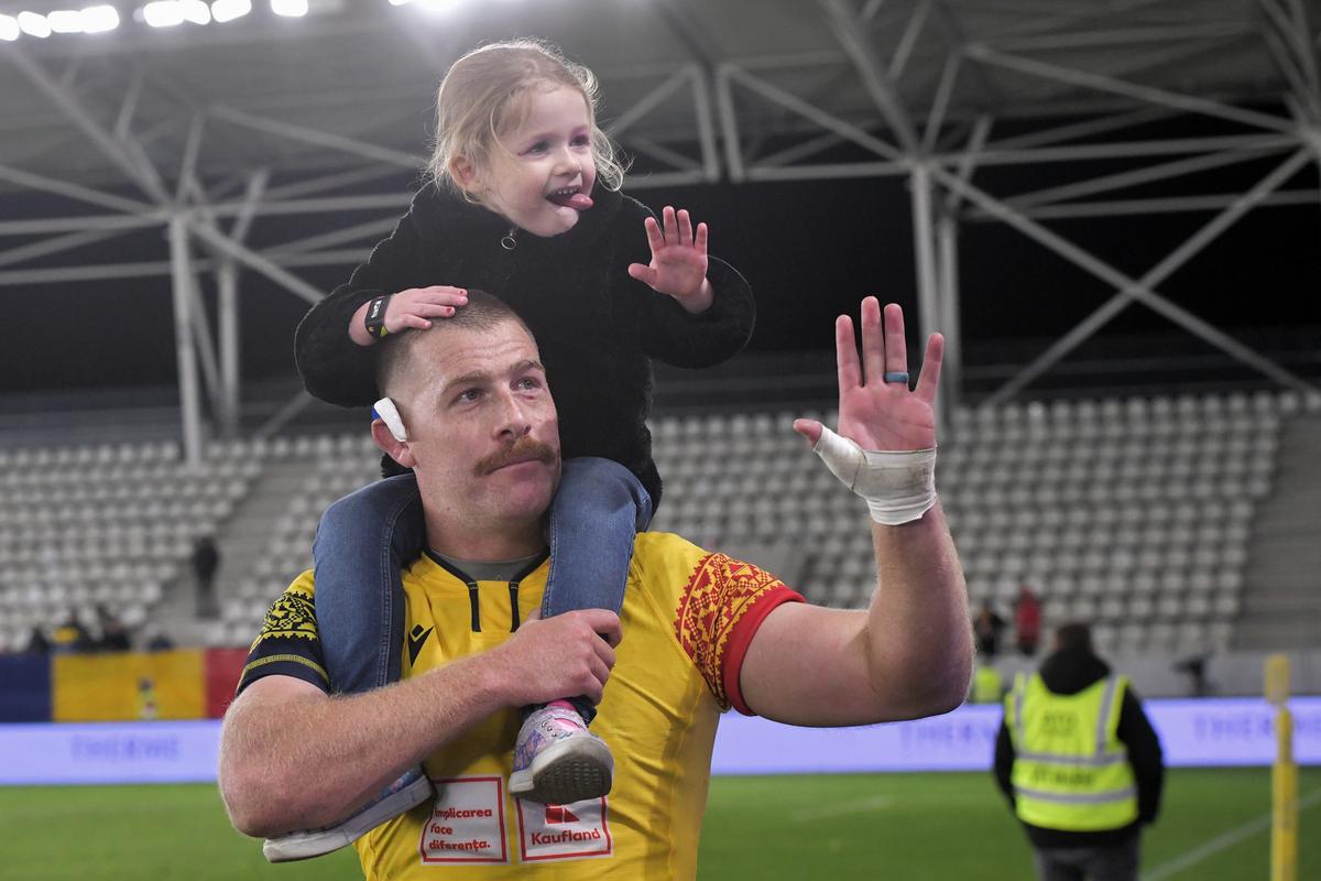 Fotoreporterul GSP a surprins imaginea serii după România – Tonga: tatuaj spectaculos, cu un urs, pentru un rugbyst român