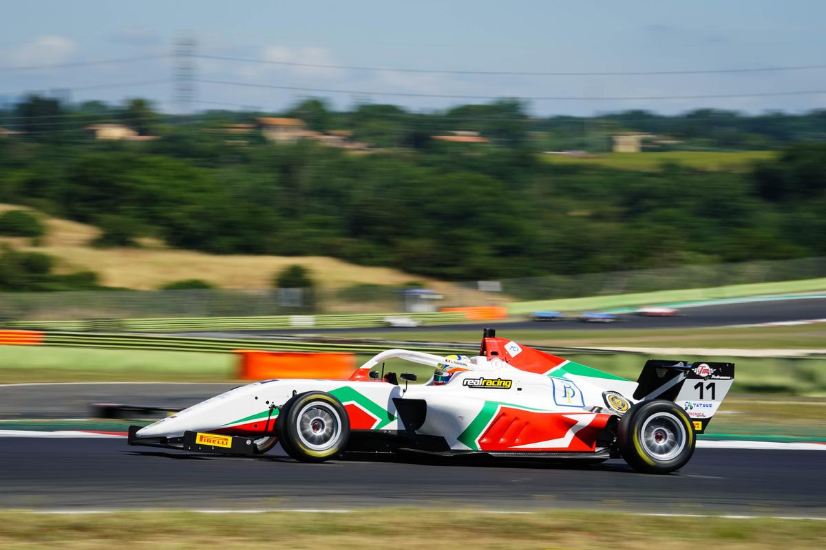 „Dacă ți-e frică, n-ai șanse!” » Povestea puștiului din România care „aleargă” cu 250 km/h la Imola sau Barcelona, cu speranța de Formula 1