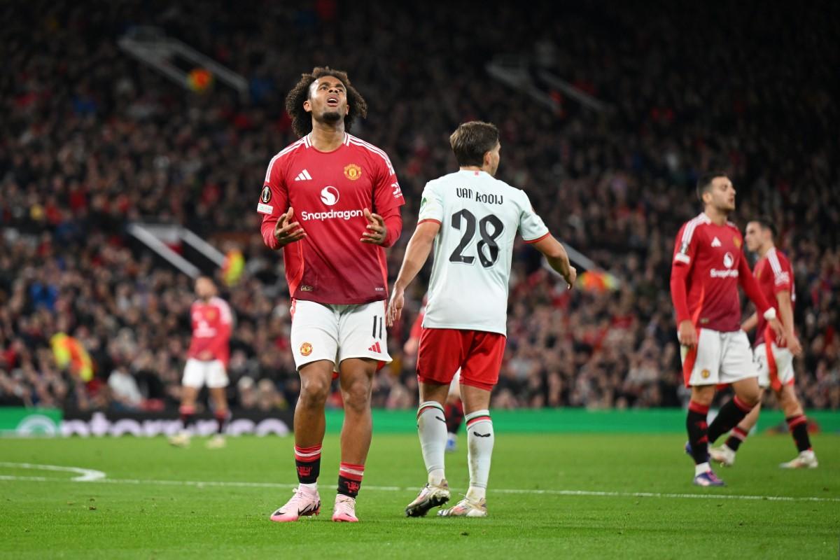 „Intrăm pe teren!” » Jucătorul de 40 de milioane a ajuns subiect de glume printre fanii lui Manchester United. Ce s-a auzit pe Old Trafford