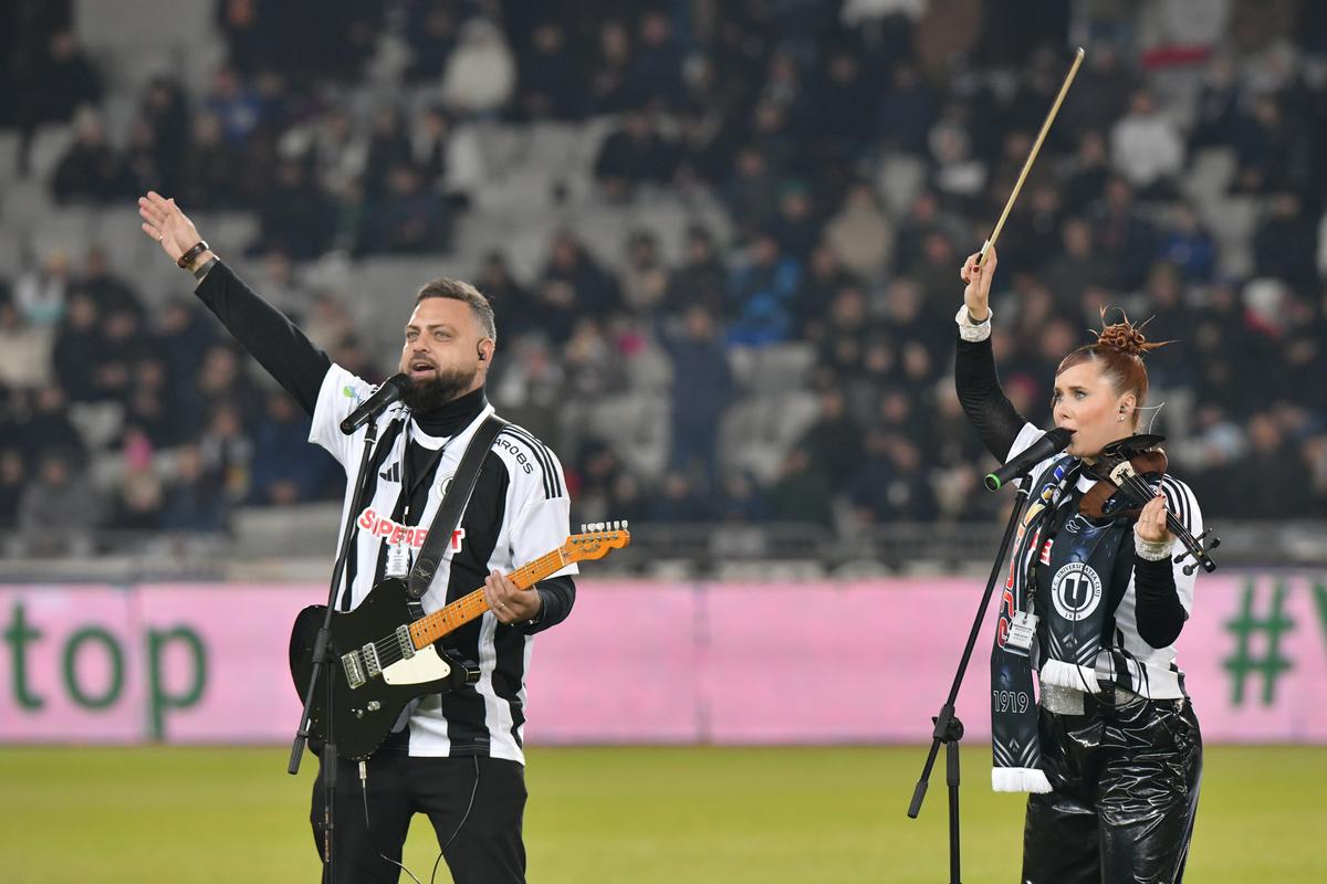 3 momente inedite la U Cluj - FCSB: chitară pe gazon, ultrasul Boc și un gest SUPERB al lui Șut