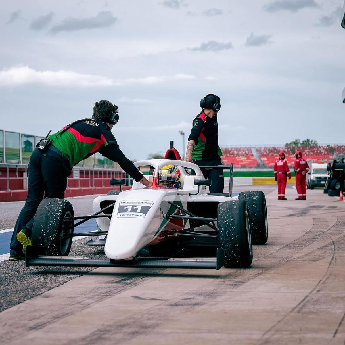 „Dacă ți-e frică, n-ai șanse!” » Povestea puștiului din România care „aleargă” cu 250 km/h la Imola sau Barcelona, cu speranța de Formula 1