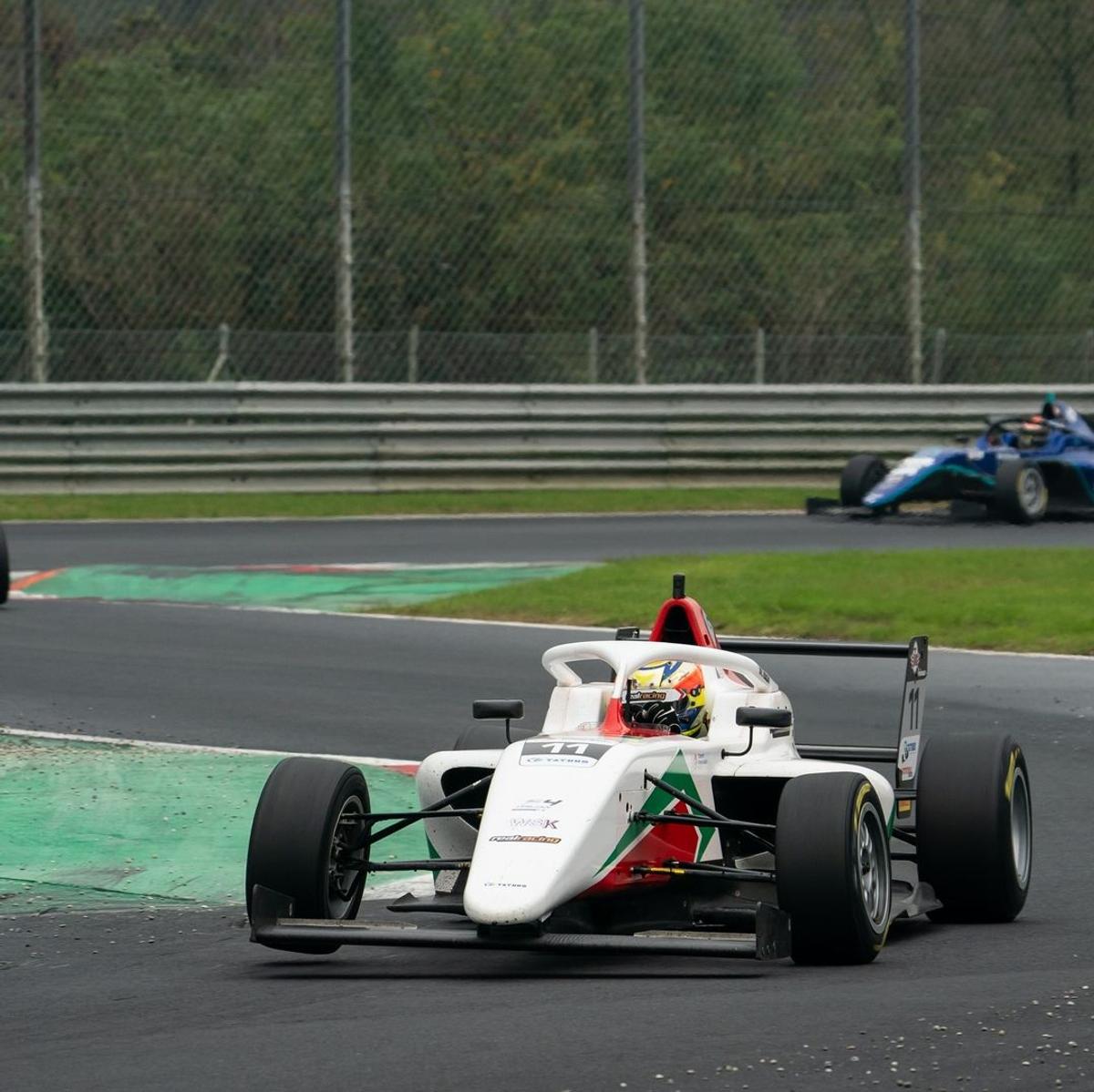 „Dacă ți-e frică, n-ai șanse!” » Povestea puștiului din România care „aleargă” cu 250 km/h la Imola sau Barcelona, cu speranța de Formula 1