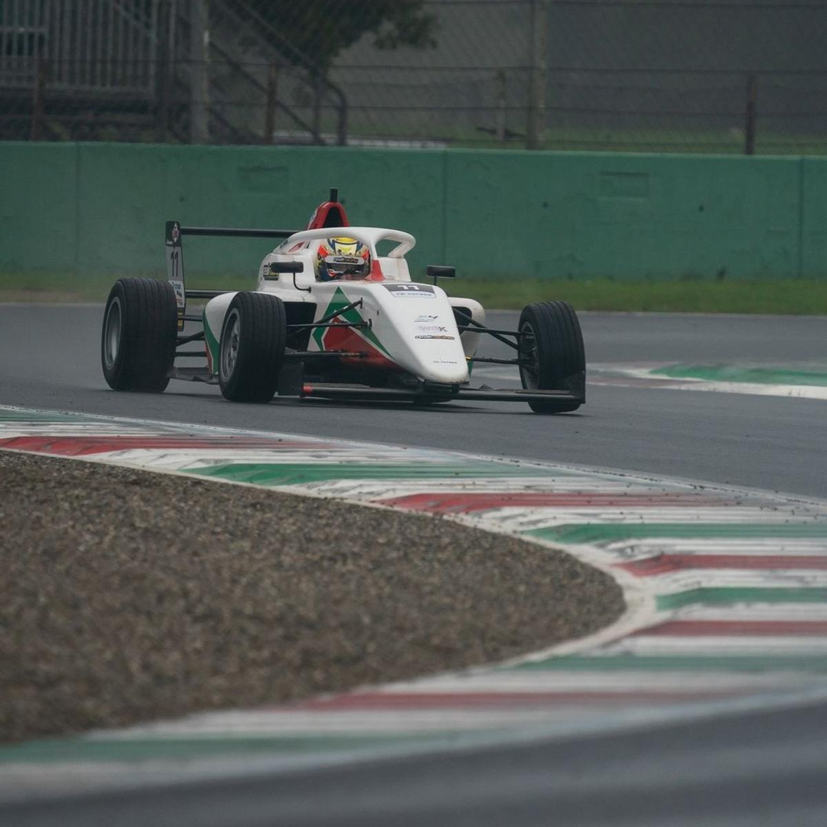 „Dacă ți-e frică, n-ai șanse!” » Povestea puștiului din România care „aleargă” cu 250 km/h la Imola sau Barcelona, cu speranța de Formula 1
