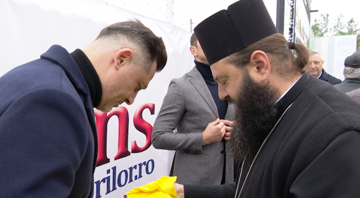 Preoți-antrenori, 2500 de mici, mămăligă amestecată cu bormașina și o galerie cu Mirel Rădoi, Claudiu Răducanu sau Adi Ilie prezenți » GSP a asistat la „cuplajul anului”, la o parohie: „Mama nu m-a lăsat, dar m-a vopsit mamaie”