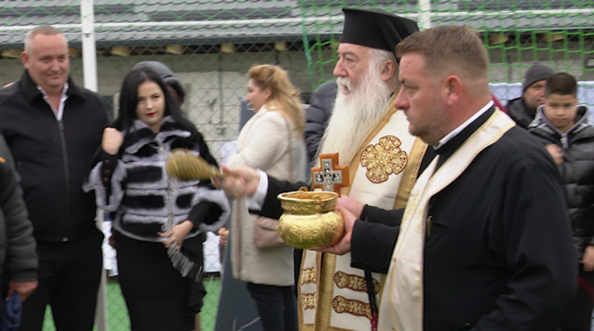Preoți-antrenori, 2500 de mici, mămăligă amestecată cu bormașina și o galerie cu Mirel Rădoi, Claudiu Răducanu sau Adi Ilie prezenți » GSP a asistat la „cuplajul anului”, la o parohie: „Mama nu m-a lăsat, dar m-a vopsit mamaie”