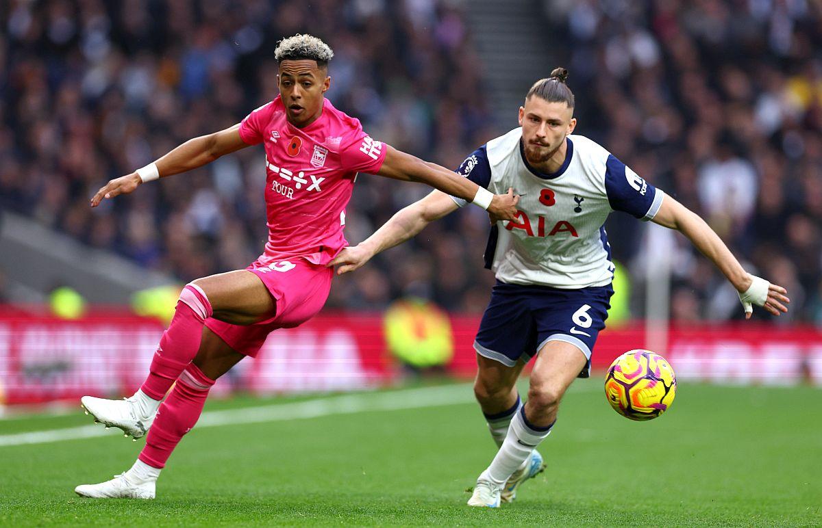 Eroare Radu Drăgușin în Tottenham - Ipswich