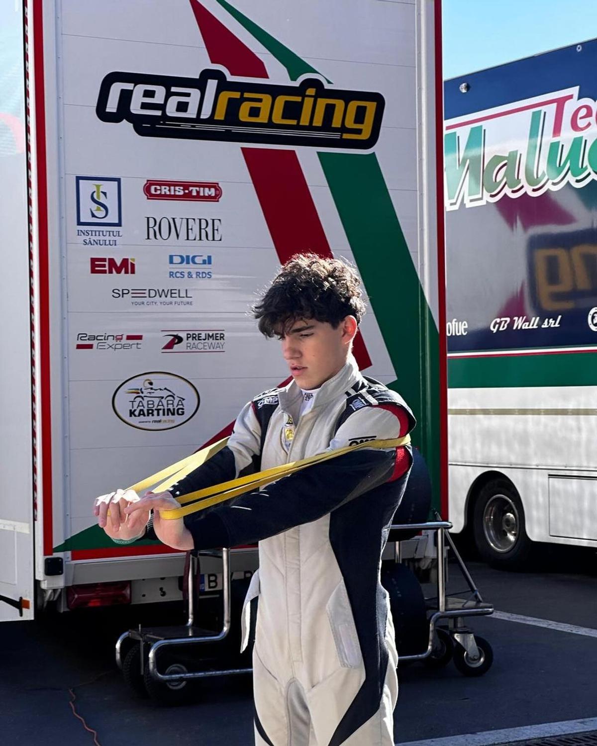 „Dacă ți-e frică, n-ai șanse!” » Povestea puștiului din România care „aleargă” cu 250 km/h la Imola sau Barcelona, cu speranța de Formula 1