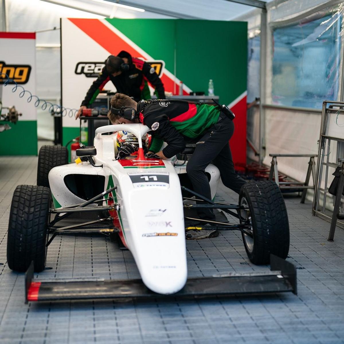 „Dacă ți-e frică, n-ai șanse!” » Povestea puștiului din România care „aleargă” cu 250 km/h la Imola sau Barcelona, cu speranța de Formula 1
