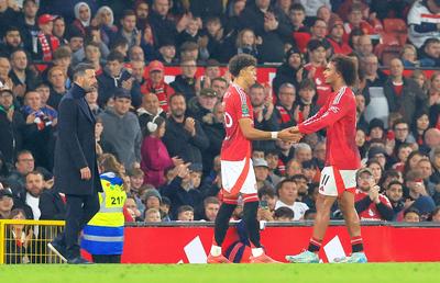 „Intrăm pe teren!” » Jucătorul de 40 de milioane a ajuns subiect de glume printre fanii lui Manchester United. Ce s-a auzit pe Old Trafford