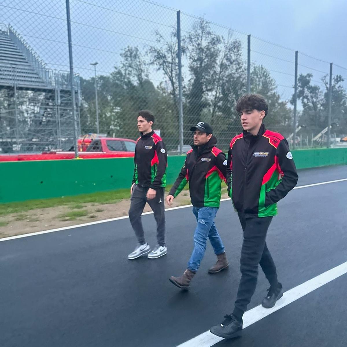 „Dacă ți-e frică, n-ai șanse!” » Povestea puștiului din România care „aleargă” cu 250 km/h la Imola sau Barcelona, cu speranța de Formula 1