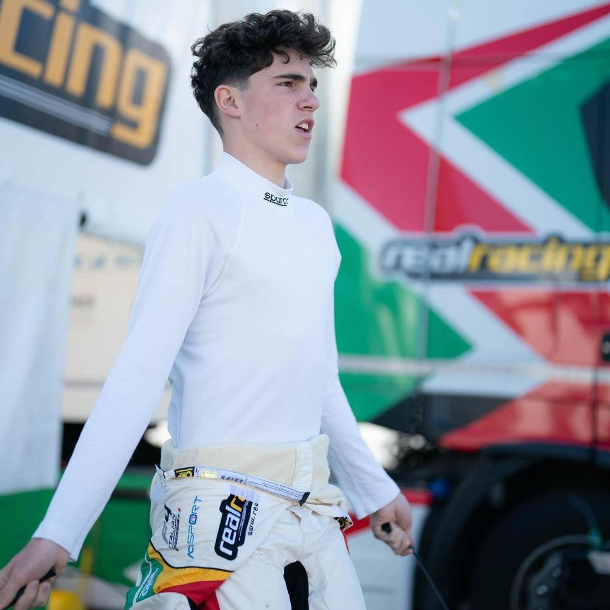 „Dacă ți-e frică, n-ai șanse!” » Povestea puștiului din România care „aleargă” cu 250 km/h la Imola sau Barcelona, cu speranța de Formula 1