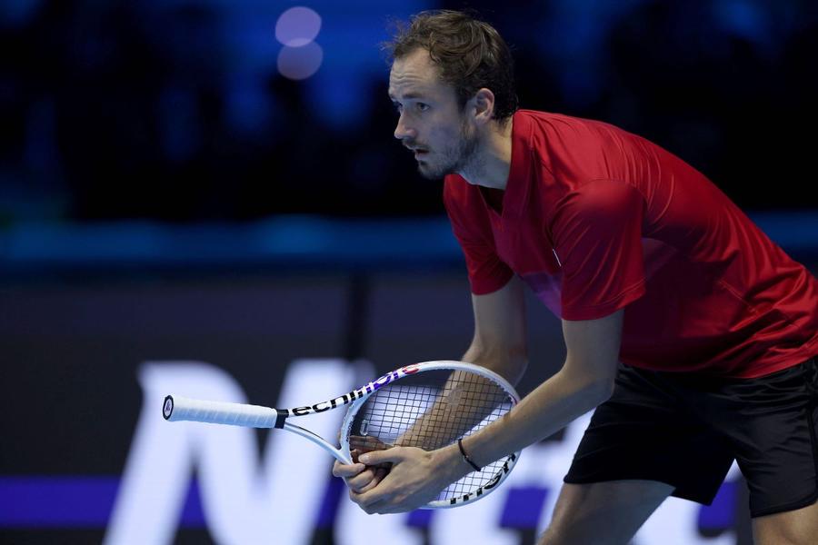 Daniil Medvedev în timpul meciului cu Taylor Fritz de la ATP Finals Foto: Imago Spectacol îndoielnic: Daniil Medvedev s-a răzbunat pe rachetă, primind două avertismente, în înfrângerea din meciul cu Taylor Fritz la ATP Finals