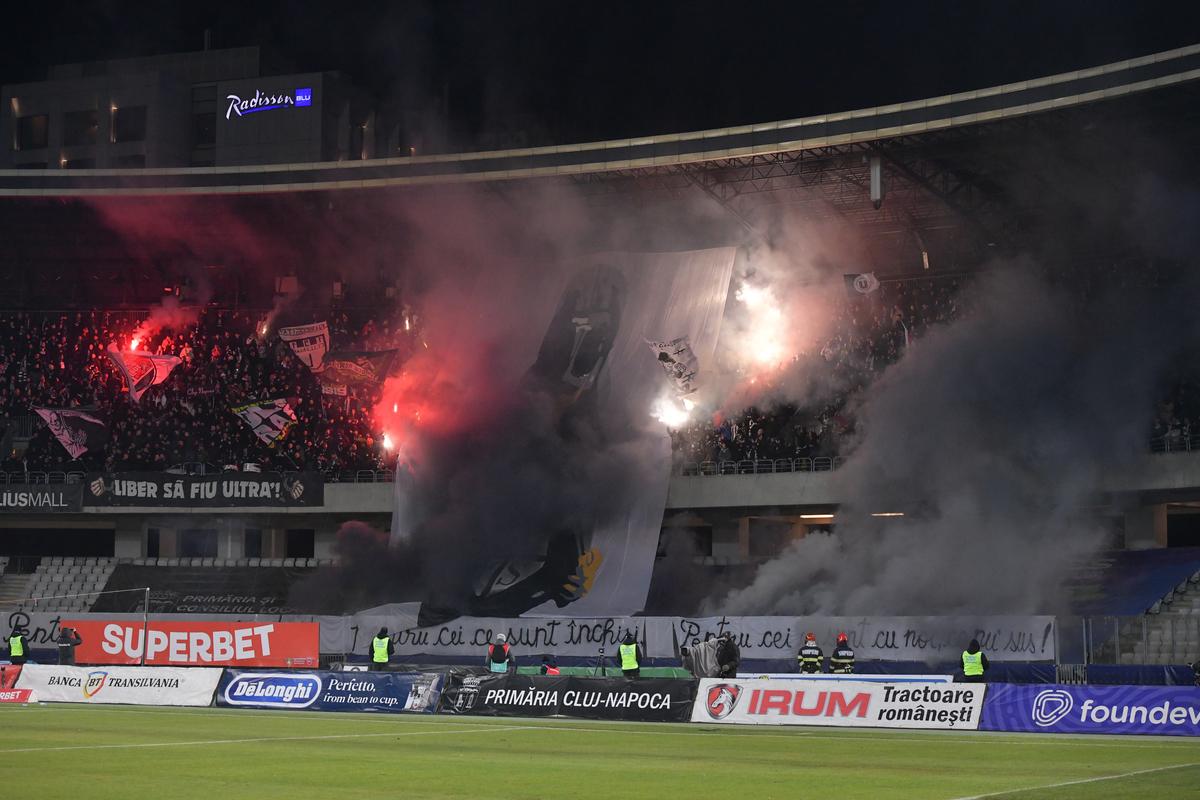 3 momente inedite la U Cluj - FCSB: chitară pe gazon, ultrasul Boc și un gest SUPERB al lui Șut